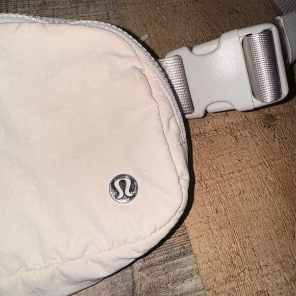 Lululemon Everywhere Belt Bag 1L
White Opal - Picture 6 of 16